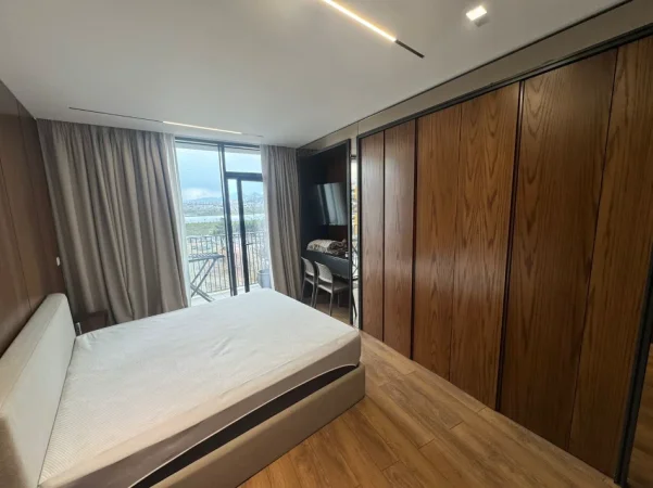 Tirane, jepet me qera apartament 2+1 Kati 8, 126 m² 1.800 € (Rruga e Kosovarve)