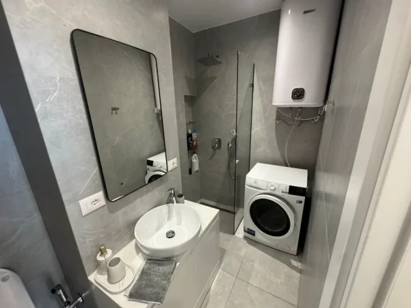 Tirane, jepet me qera apartament 2+1 Kati 8, 126 m² 1.800 € (Rruga e Kosovarve)