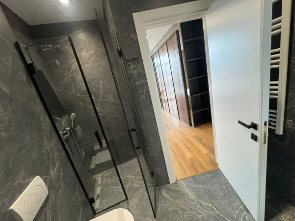 Tirane, jepet me qera apartament 2+1 Kati 8, 126 m² 1.800 € (Rruga e Kosovarve)