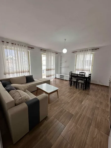 Tirane, jepet me qera apartament 2+1+Ballkon Kati 4, 108 m² 400 € (FRESKU)