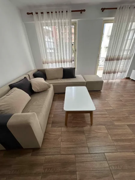Tirane, jepet me qera apartament 2+1+Ballkon Kati 4, 108 m² 400 € (FRESKU)