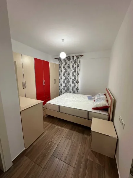 Tirane, jepet me qera apartament 2+1+Ballkon Kati 4, 108 m² 400 € (FRESKU)