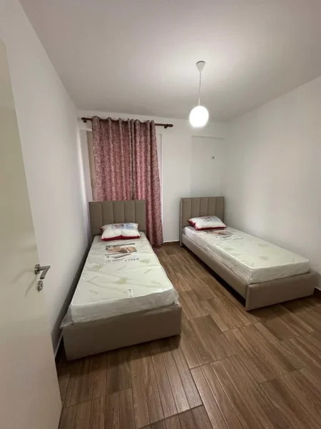 Tirane, jepet me qera apartament 2+1+Ballkon Kati 4, 108 m² 400 € (FRESKU)