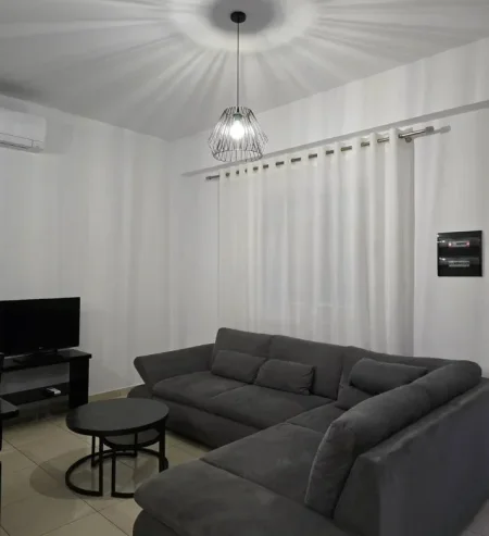 Tirane, jepet me qera Vile 1+1 Kati 1, 60 m² 450 € (Qytet Studenti)