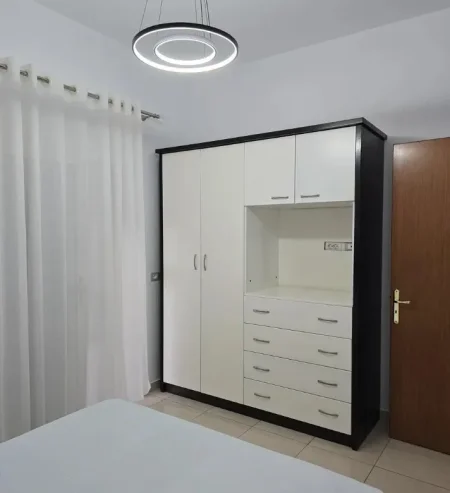 Tirane, jepet me qera Vile 1+1 Kati 1, 60 m² 450 € (Qytet Studenti)