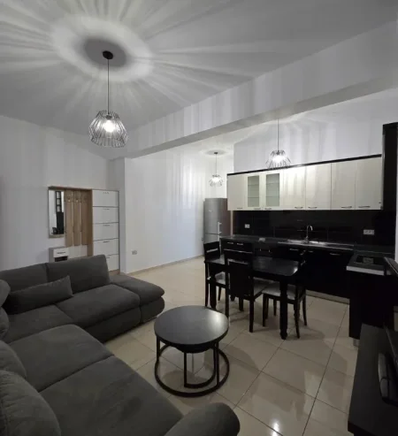 Tirane, jepet me qera Vile 1+1 Kati 1, 60 m² 450 € (Qytet Studenti)