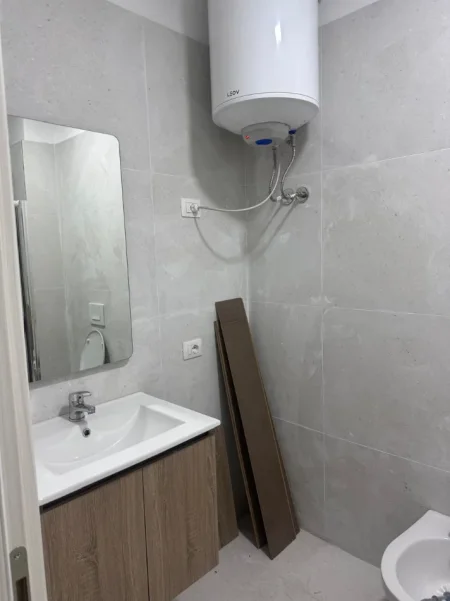 Shqiperi, jepet me qera apartament 1+1+Ballkon Kati 2, 70 m² 600 € (LAPRAKE)