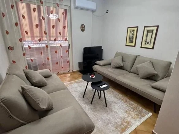 Tirane, jepet me qera apartament 1+1+Ballkon Kati 6, 65 m² 650 € (BLLOK)