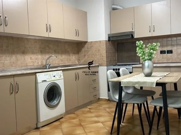 Tirane, jepet me qera apartament 1+1+Ballkon Kati 6, 65 m² 650 € (BLLOK)