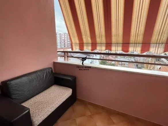 Tirane, jepet me qera apartament 1+1+Ballkon Kati 6, 65 m² 650 € (BLLOK)