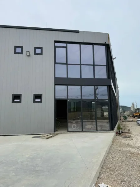 Tirane, jepet me qera magazine Kati 0, 4.900 m² 4.200 € (VAQARR)