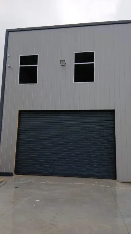 Tirane, jepet me qera magazine Kati 0, 4.900 m² 4.200 € (VAQARR)