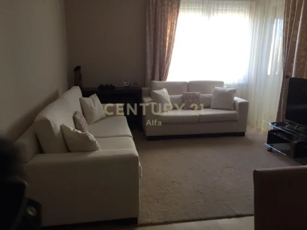 Tirane, jepet me qera apartament 1+1 Kati 5, 70 m² 750 € (shallvaret)