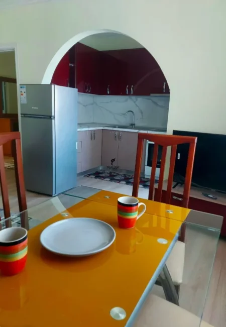 Tirane, jepet me qera apartament 1+1 Kati 5, 60 m² 480 € (ALI DEMI)