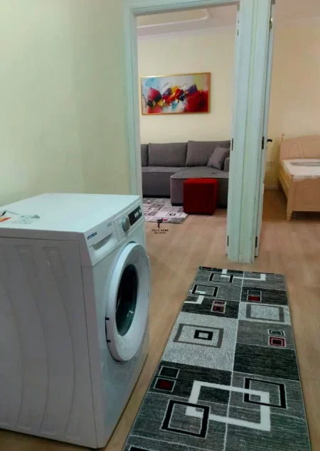 Tirane, jepet me qera apartament 1+1 Kati 5, 60 m² 480 € (ALI DEMI)