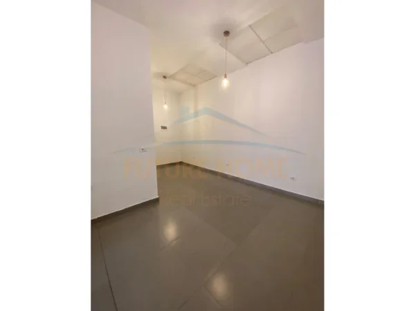 Tirane, jepet me qera ambjent biznesi Kati 0, 37 m² 400 € (Selvia)