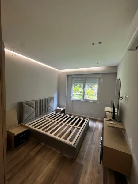 Tirane, jepet me qera apartament 1+1 Kati 1, 78 m² 650 € (Rruga Hamdi Sina,kompleksi FZ)