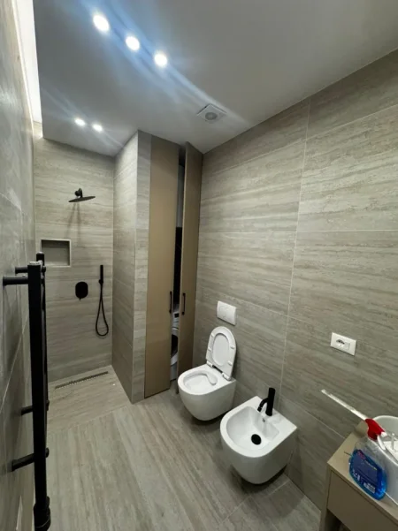 Tirane, jepet me qera apartament 1+1 Kati 1, 78 m² 650 € (Rruga Hamdi Sina,kompleksi FZ)