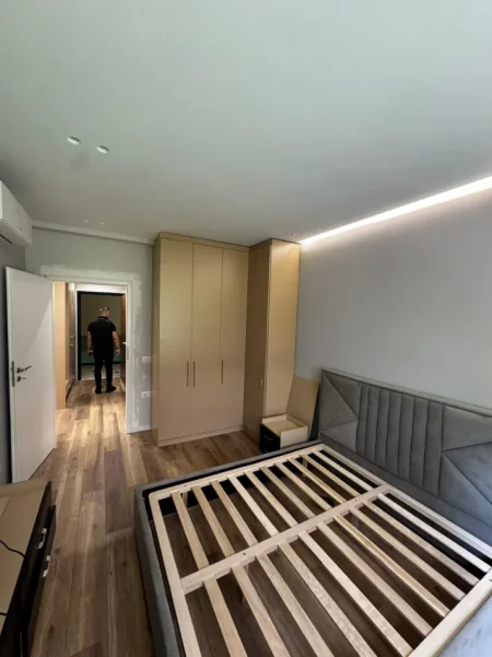 Tirane, jepet me qera apartament 1+1 Kati 1, 78 m² 650 € (Rruga Hamdi Sina,kompleksi FZ)