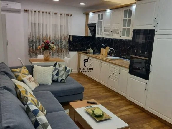 Tirane, jepet me qera apartament 1+1+Ballkon Kati 6, 70 m² 650 € (BLLOK)