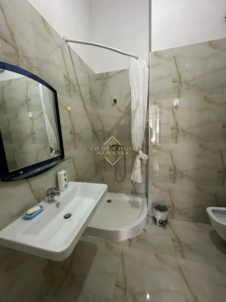 Tirane, jepet me qera 2+1 , 108 m² 900 € 