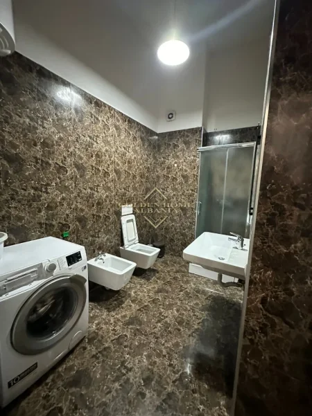 Tirane, jepet me qera 2+1 , 108 m² 900 € 