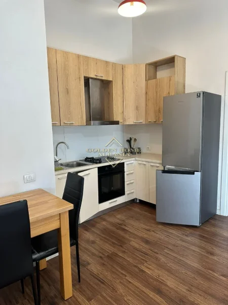 Tirane, jepet me qera 2+1 , 108 m² 900 € 