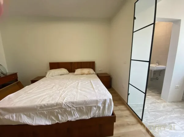 Tirane, jepet me qera apartament 1+1 Kati 2, 60 m² 600 € (tregu elektrik)