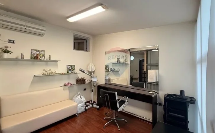 Tirane, jepet me qera dyqan , 100 m² 1.000 € (Rruga Sami Frasheri ID: 530261084-48)