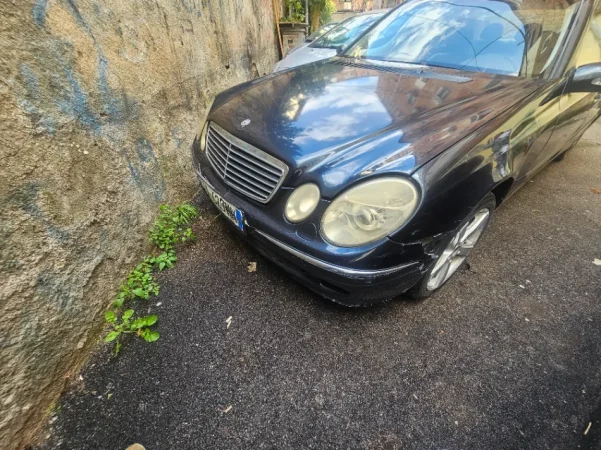 Tirane, makine Mercedes-Benz E200 Nafte, blu e errët automatik Klima 240.000 km
