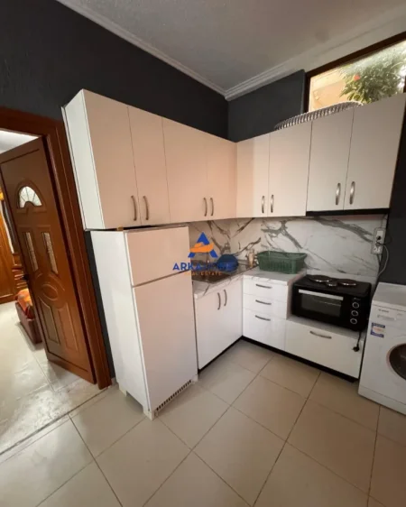 Tirane, jepet me qera garsonier 1+1 Kati 1, 50 m² 313 € 