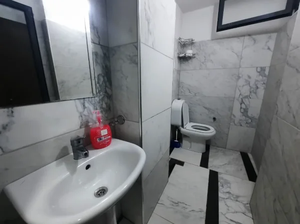 Tirane, jepet me qera apartament 1+1 Kati 1, 55 m² 420 € 