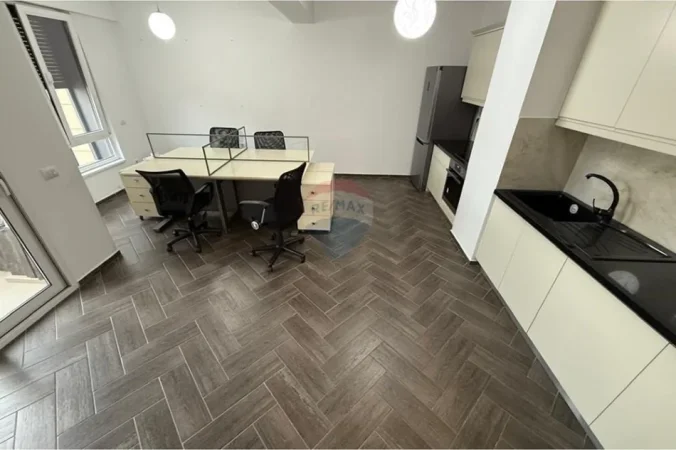 Shqiperi, jepet me qera zyre Kati 8, 72 m² 700 € (myslym shyri)