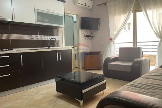 Vlore - Lungomare, jepet me qera apartament 1+1 Kati 1, 50 m² 300 € (Uji i Ftohtë, Rruga Dhimitër Konomi, Vlorë)