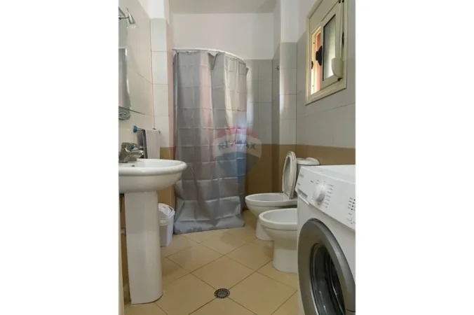 Vlore - Lungomare, jepet me qera apartament 1+1 Kati 1, 50 m² 300 € (Uji i Ftohtë, Rruga Dhimitër Konomi, Vlorë)
