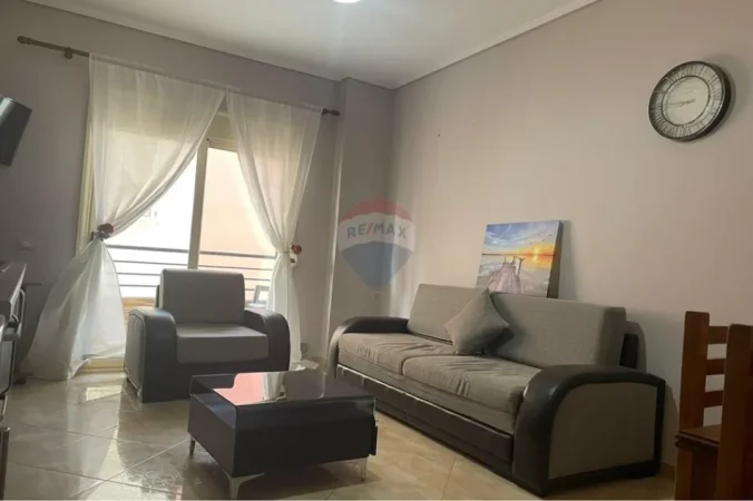 Vlore - Lungomare, jepet me qera apartament 1+1 Kati 1, 50 m² 300 € (Uji i Ftohtë, Rruga Dhimitër Konomi, Vlorë)
