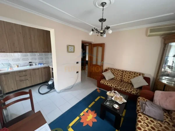 Tirane, jepet me qera apartament 2+1 Kati 3, 66 m² 650 € (Apartament 2+1, Pazari i Ri, Tiranë.)