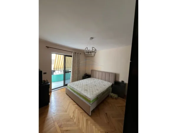 Tirane, jepet me qera apartament 2+1 Kati 3, 66 m² 650 € (Apartament 2+1, Pazari i Ri, Tiranë.)