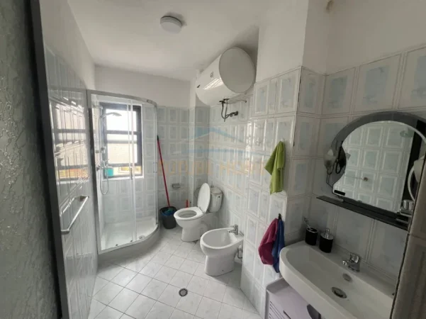 Tirane, jepet me qera apartament 2+1 Kati 3, 66 m² 650 € (Apartament 2+1, Pazari i Ri, Tiranë.)