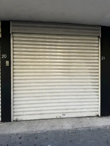 Tirane, Komuna e Parisit - Shitet ambjent biznesi - 67.000 €