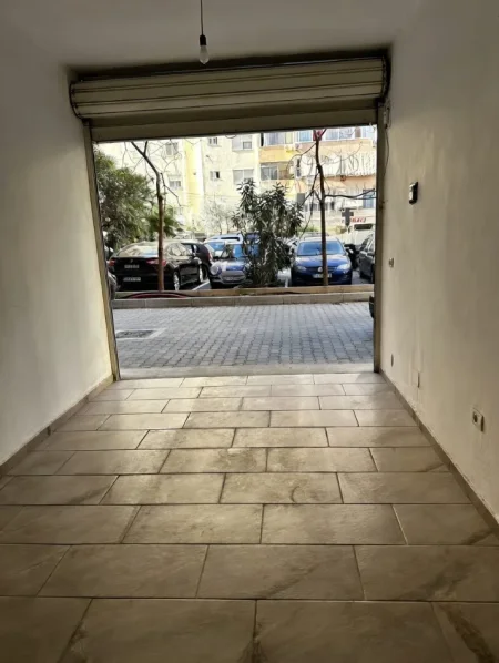 Tirane, Komuna e Parisit - Shitet ambjent biznesi - 67.000 €