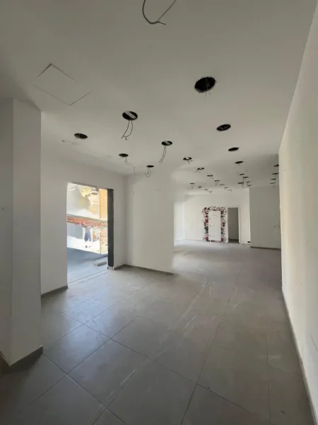 Tirane, jepet me qera ambjent biznesi Kati 2, 306 m² 6.000 € (sheshi willson)