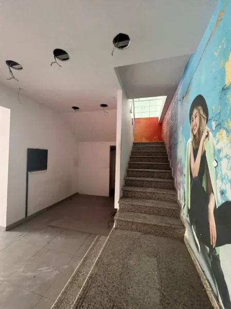 Tirane, jepet me qera ambjent biznesi Kati 2, 306 m² 6.000 € (sheshi willson)