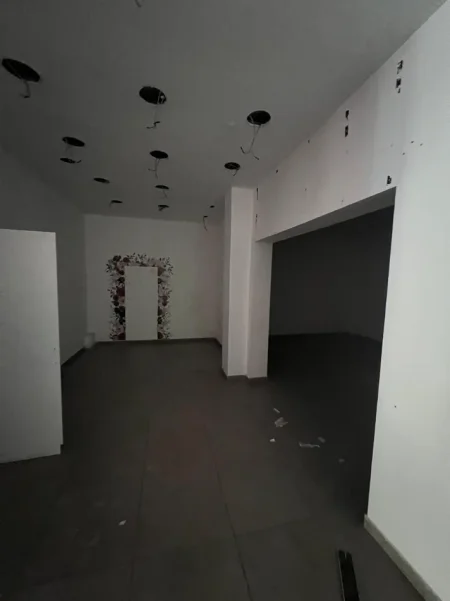 Tirane, jepet me qera ambjent biznesi Kati 2, 306 m² 6.000 € (sheshi willson)