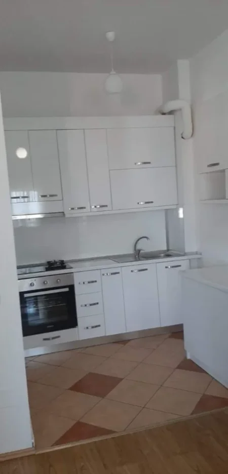 Tirane, jepet me qera apartament 2+1 Kati 2, 90 m² 400 EURO (TODI SHKURTI)
