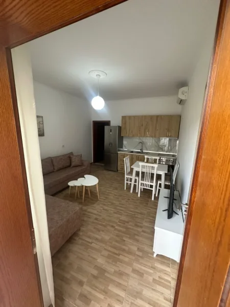 Jepet me qira 1+1, kati 2 ne shtepi private, 320 €, prane Komisariatit nr.4, Allias ,Spitalet