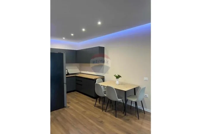 Tirane, jepet me qera apartament 2+1 , 111 m² 700 € 