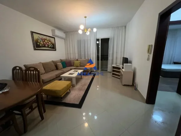 Tirane, jepet me qera apartament 1+1+Ballkon Kati 5, 75 m² 438 € 