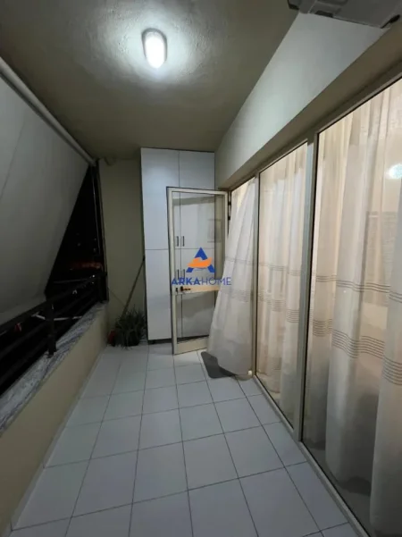 Tirane, jepet me qera apartament 1+1+Ballkon Kati 5, 75 m² 438 € 