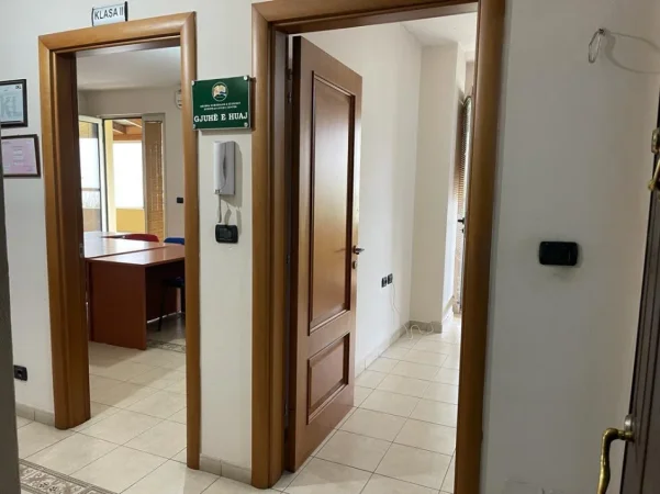 Tirane, jepet me qera ambjent biznesi Kati 1, 196 m² 850 € (Don Bosko)